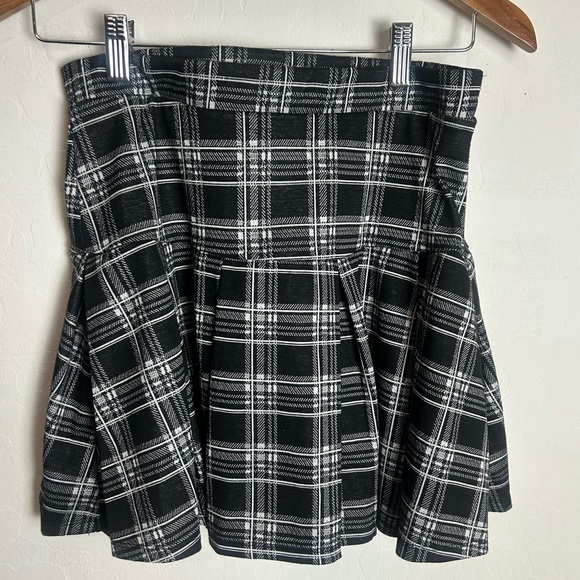 Black & White Plaid Pleated Mini Skater Skirt Size Large | Preppy Winter Style - Picture 3 of 7